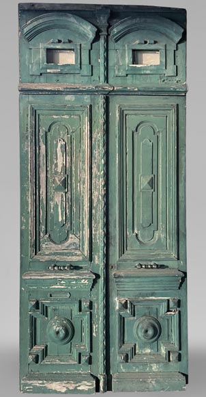Grande double porte en bois peint en vert et dessus de porte, XXe siècle Grande double porte en bois peint en vert et dessus de porte, XXe siècle -0