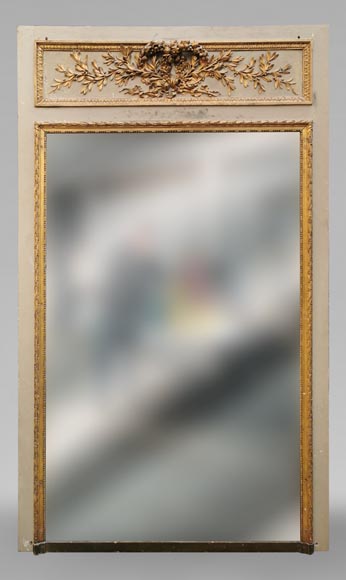 Trumeau en bois doré d'époque Louis XVI à la double couronne de fleurs et branches d'olivier Trumeau en bois doré d'époque Louis XVI à la double couronne de fleurs et branches d'olivier-0