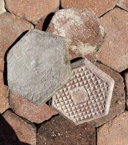 Lot d'environ 4,5 m² de dalles hexagonales anciennes en terre cuite, XIXe   siècle Lot d'environ 4,5 m² de dalles hexagonales anciennes en terre cuite, XIXe   siècle-2