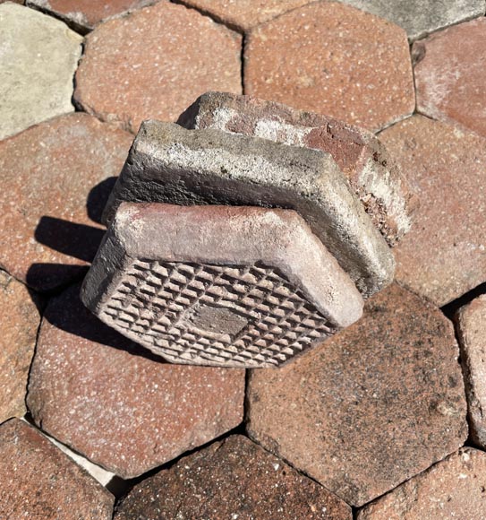 Lot d'environ 4,5 m² de dalles hexagonales anciennes en terre cuite, XIXe   siècle Lot d'environ 4,5 m² de dalles hexagonales anciennes en terre cuite, XIXe   siècle-3