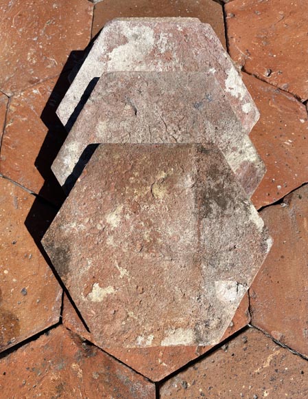 Lot d'environ 9,5 m² de dalles hexagonales anciennes en terre cuite, XIXe siècle Lot d'environ 9,5 m² de dalles hexagonales anciennes en terre cuite, XIXe siècle-2