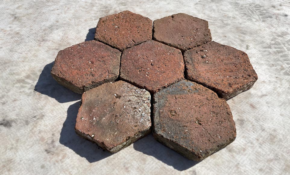 Lot d'environ 2,4m² de petites dalles hexagonales anciennes en terre cuite, XIXe siècle Lot d'environ 2,4m² de petites dalles hexagonales anciennes en terre cuite, XIXe siècle-1