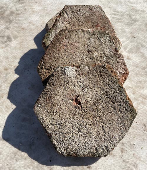 Lot d'environ 2,4m² de petites dalles hexagonales anciennes en terre cuite, XIXe siècle Lot d'environ 2,4m² de petites dalles hexagonales anciennes en terre cuite, XIXe siècle-2