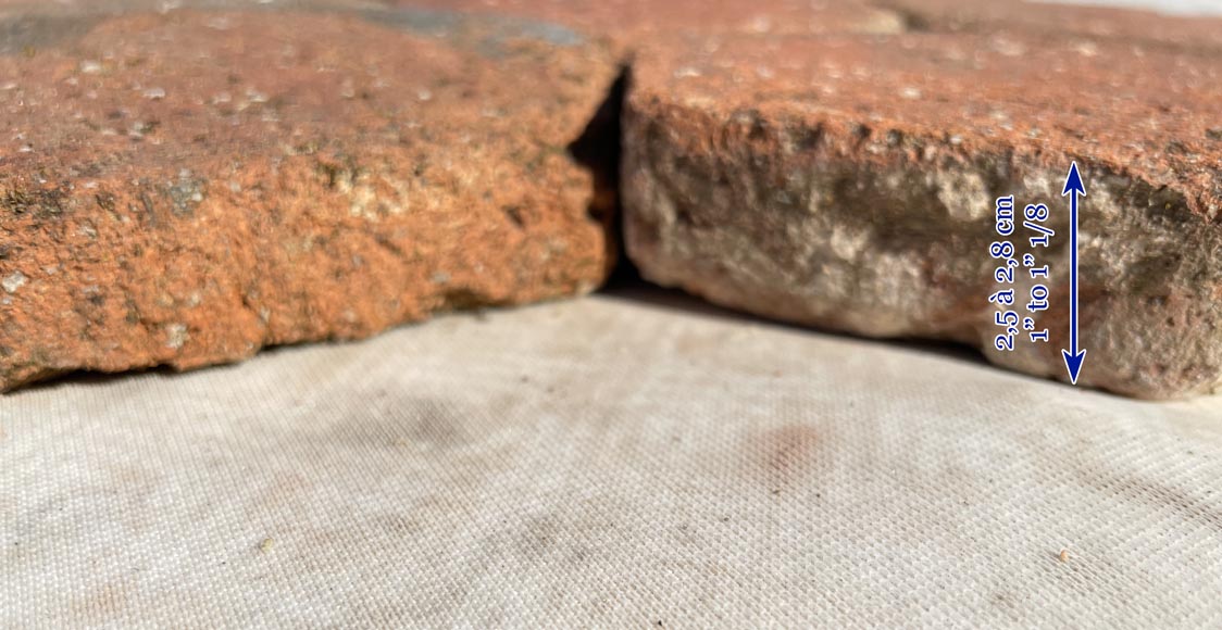 Lot d'environ 2,4m² de petites dalles hexagonales anciennes en terre cuite, XIXe siècle Lot d'environ 2,4m² de petites dalles hexagonales anciennes en terre cuite, XIXe siècle-4