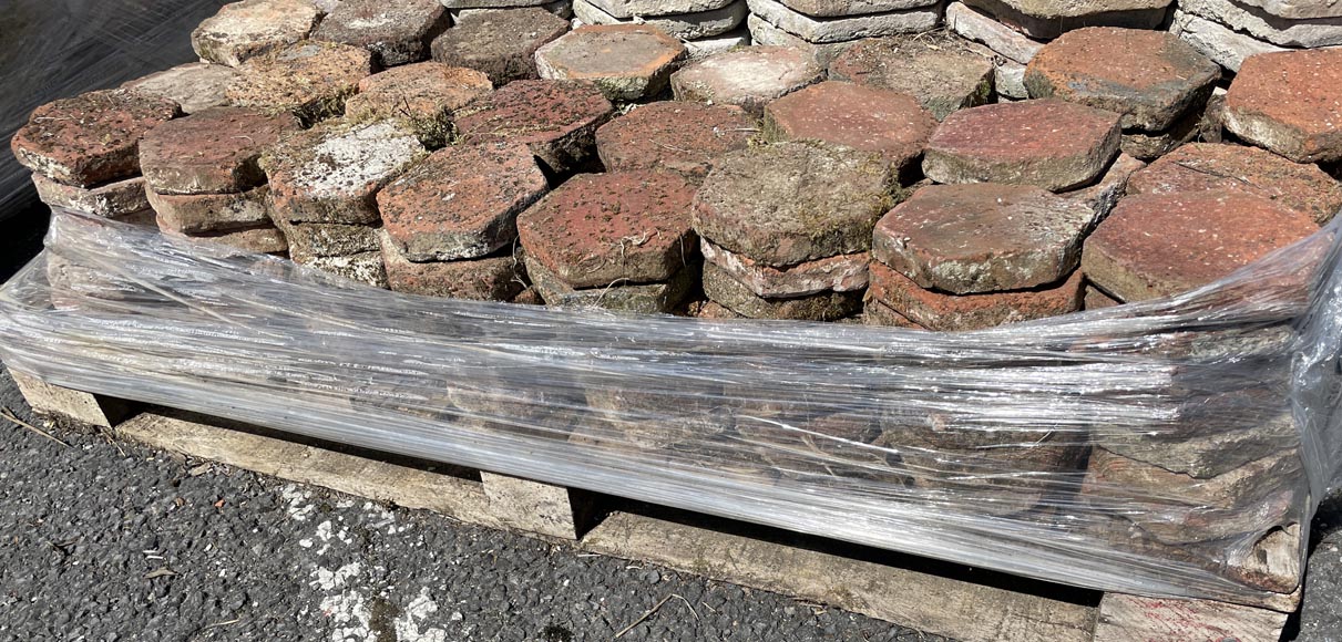 Lot d'environ 2,4m² de petites dalles hexagonales anciennes en terre cuite, XIXe siècle Lot d'environ 2,4m² de petites dalles hexagonales anciennes en terre cuite, XIXe siècle-5