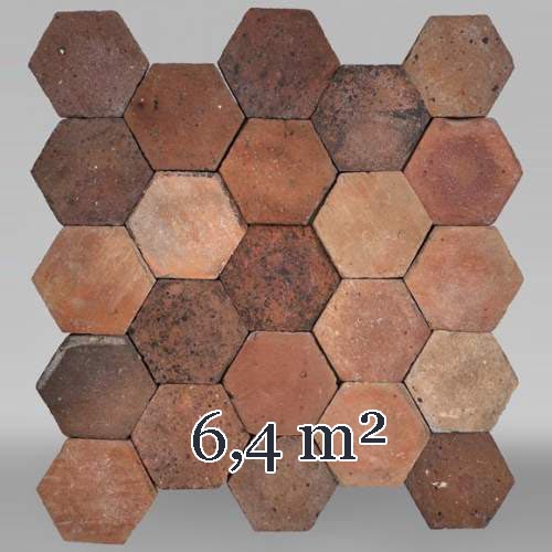 Lot d'environ 6,4 m² de dalles hexagonales anciennes en terre cuite, XIXe siècle