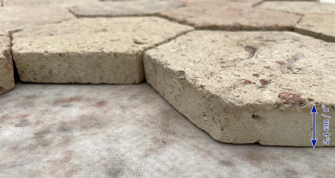 Lot d'environ 3,5 m² de dalles hexagonales anciennes en terre cuite, XIXe siècle Lot d'environ 3,5 m² de dalles hexagonales anciennes en terre cuite, XIXe siècle-2