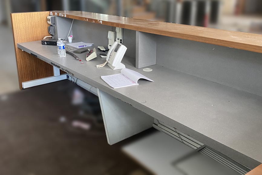 Grand comptoir d'accueil en bois placage, deuxième moitié du XXe siècle Grand comptoir d'accueil en bois placage, deuxième moitié du XXe siècle-4