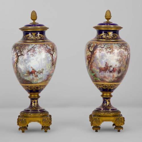 Paire de vases en porcelaine Sèvres montés en bronze doré et peints par J. Machereau, vers 1870