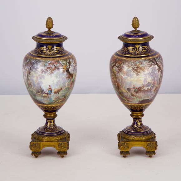 Paire de vases en porcelaine Sèvres montés en bronze doré et peints par J. Machereau, vers 1870 Paire de vases en porcelaine Sèvres montés en bronze doré et peints par J. Machereau, vers 1870-5