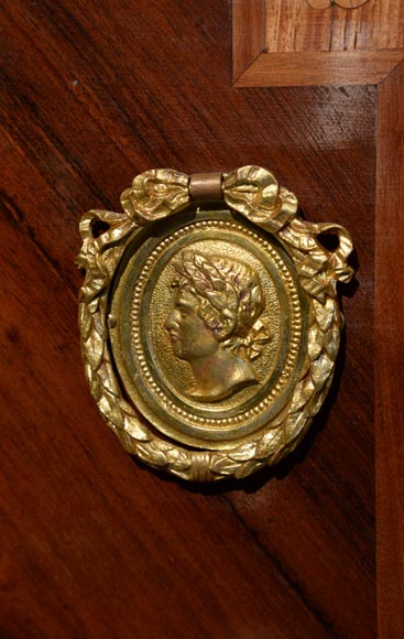 Giuseppe MAGGIOLINI (1738 – 1814)(Entourage de),Remarquable paire de commodes néoclassiques à décor de marqueterie présentant un « Départ pour la chasse » et un « Retour de la chasse », début du XIXe siècle Giuseppe MAGGIOLINI (1738 – 1814)(Entourage de),Remarquable paire de commodes néoclassiques à décor de marqueterie présentant un « Départ pour la chasse » et un « Retour de la chasse », début du XIXe siècle-14