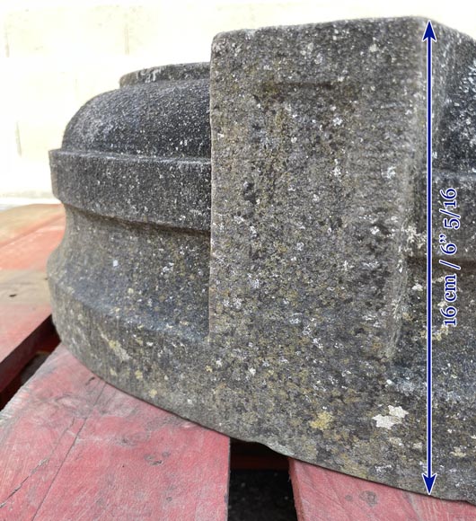 Jardinière ronde en pierre ornée de quatre saillies Jardinière ronde en pierre ornée de quatre saillies-3