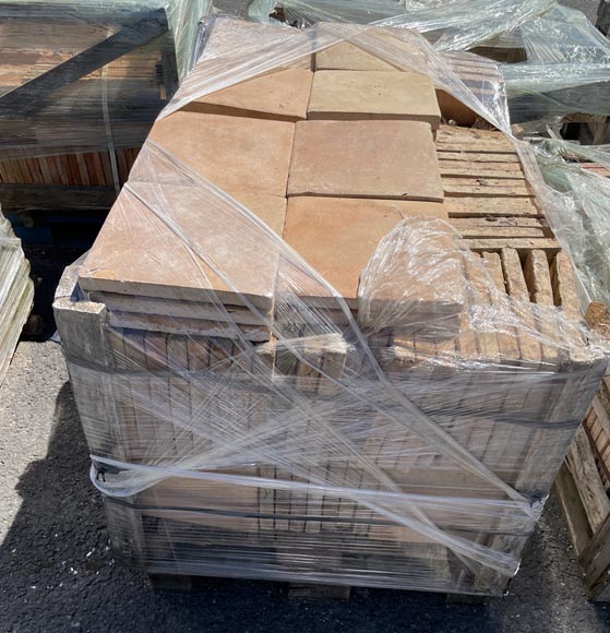 Lot d'environ 13,5 m² de tomettes anciennes en terre cuite de forme carrée Lot d'environ 13,5 m² de tomettes anciennes en terre cuite de forme carrée-4