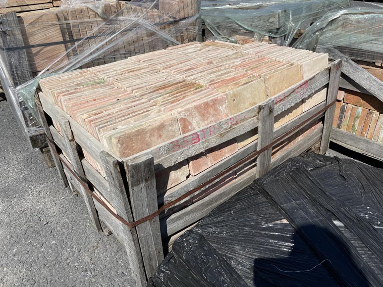 Lot d'environ 17 m² de tomettes carrées en terre cuite Lot d'environ 17 m² de tomettes carrées en terre cuite-4