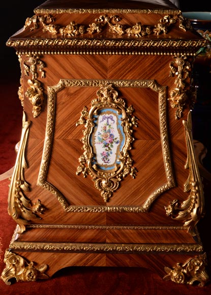 Exceptionnel coffre Napoléon III  en marqueterie d’acajou et de palissandre, bronze doré et plaques en porcelaine de Sèvres Exceptionnel coffre Napoléon III  en marqueterie d’acajou et de palissandre, bronze doré et plaques en porcelaine de Sèvres-5