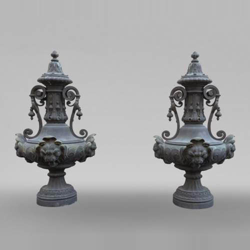 Paire de vases décoratifs dans le goût Néo-Renaissance en bronze patiné, provenant du château de Mouchy-le-Châtel, seconde moitié du XIXe siècle,