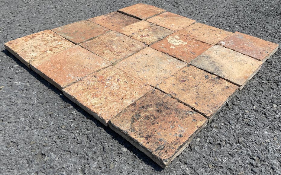 Lot d'environ 5,5 m² de tomettes anciennes en terre cuite de forme carrée Lot d'environ 5,5 m² de tomettes anciennes en terre cuite de forme carrée-1