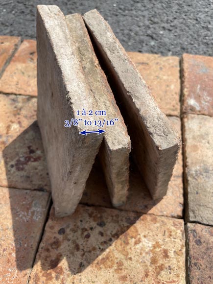 Lot d'environ 5,5 m² de tomettes anciennes en terre cuite de forme carrée Lot d'environ 5,5 m² de tomettes anciennes en terre cuite de forme carrée-3