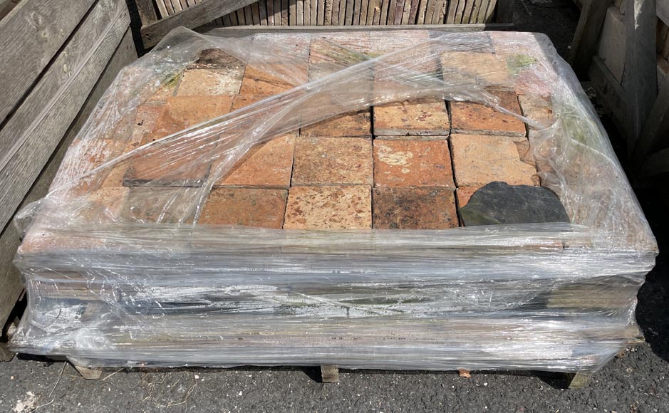 Lot d'environ 5,5 m² de tomettes anciennes en terre cuite de forme carrée Lot d'environ 5,5 m² de tomettes anciennes en terre cuite de forme carrée-4