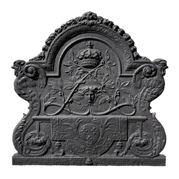 Rare plaque de cheminée au monogramme de Louis XIV et aux armes de France, vers 1700 Rare plaque de cheminée au monogramme de Louis XIV et aux armes de France, vers 1700-0