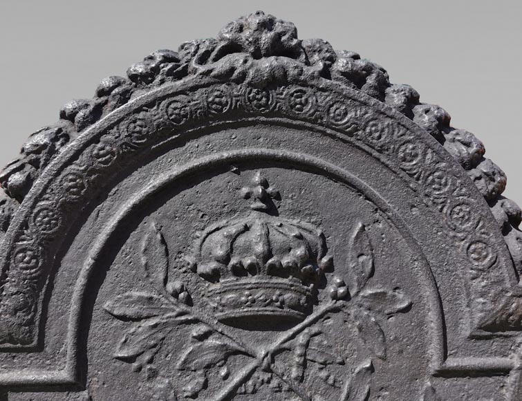 Rare plaque de cheminée au monogramme de Louis XIV et aux armes de France, vers 1700 Rare plaque de cheminée au monogramme de Louis XIV et aux armes de France, vers 1700-1
