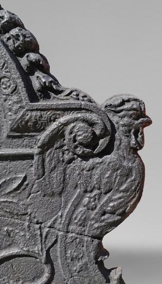 Rare plaque de cheminée au monogramme de Louis XIV et aux armes de France, vers 1700 Rare plaque de cheminée au monogramme de Louis XIV et aux armes de France, vers 1700-6