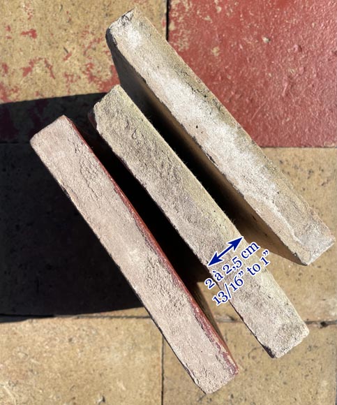 Lot d'environ 15 m² de tomettes carrées anciennes en terre cuite, XIXe siècle Lot d'environ 15 m² de tomettes carrées anciennes en terre cuite, XIXe siècle-3