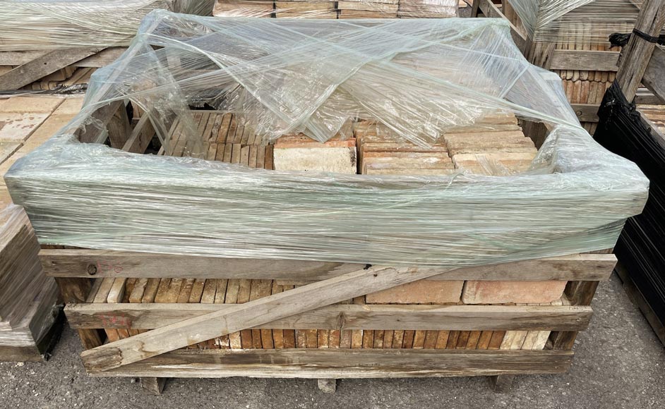 Lot d'environ 34m² de tomettes carrées en terre cuite Lot d'environ 34m² de tomettes carrées en terre cuite-6