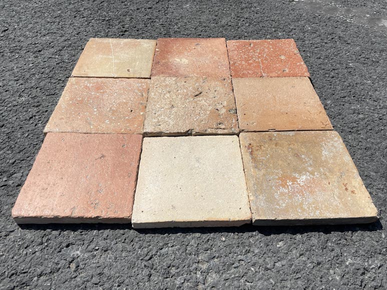 Lot d'environ 15 m² de tomettes anciennes en terre cuite de forme carré provenant de différentes tuileries. Lot d'environ 15 m² de tomettes anciennes en terre cuite de forme carré provenant de différentes tuileries. -1