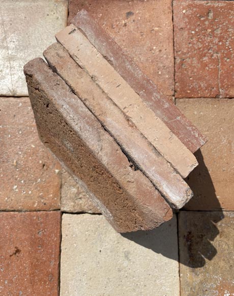 Lot d'environ 15 m² de tomettes anciennes en terre cuite de forme carré provenant de différentes tuileries. Lot d'environ 15 m² de tomettes anciennes en terre cuite de forme carré provenant de différentes tuileries. -2