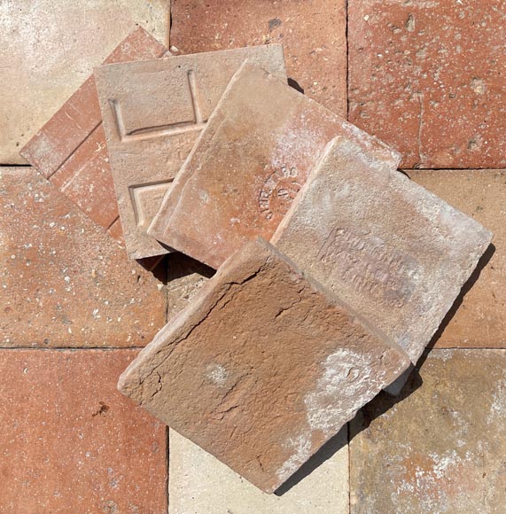 Lot d'environ 15 m² de tomettes anciennes en terre cuite de forme carré provenant de différentes tuileries. Lot d'environ 15 m² de tomettes anciennes en terre cuite de forme carré provenant de différentes tuileries. -3