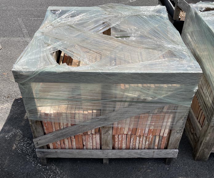 Lot d'environ 15 m² de tomettes anciennes en terre cuite de forme carré provenant de différentes tuileries. Lot d'environ 15 m² de tomettes anciennes en terre cuite de forme carré provenant de différentes tuileries. -5