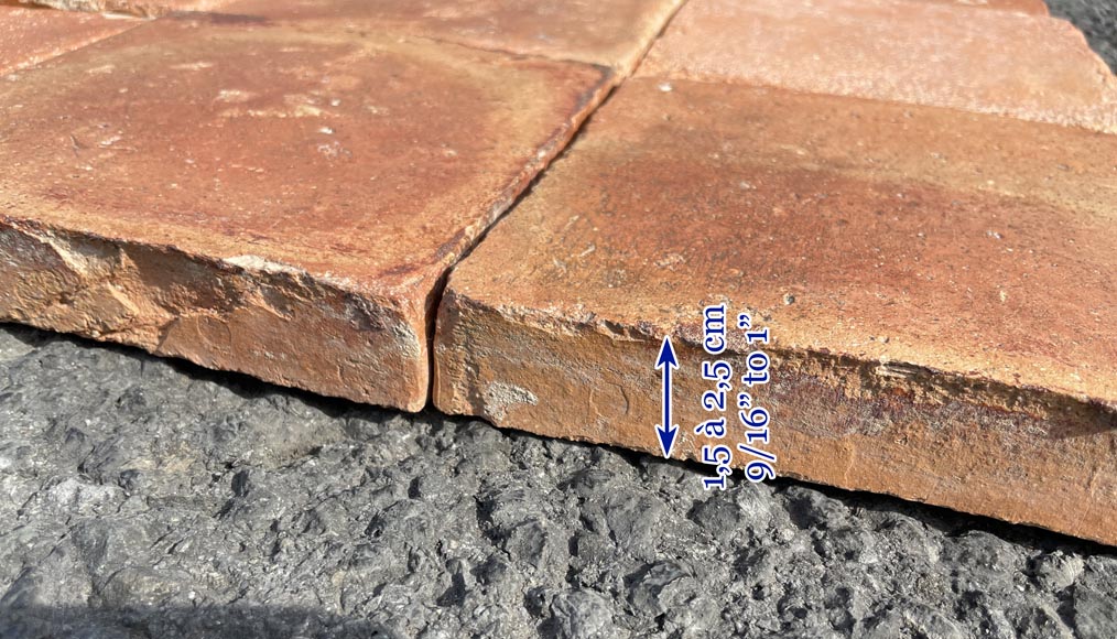 Lot d'environ 4,5m² de tomettes carrées en terre cuite Lot d'environ 4,5m² de tomettes carrées en terre cuite-4