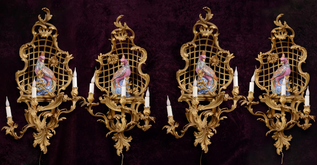 Manufacture Samson pour L'Escalier de Cristal, suite de quatre appliques au perroquet  de style Louis XV, après 1885 Manufacture Samson pour L'Escalier de Cristal, suite de quatre appliques au perroquet  de style Louis XV, après 1885-0