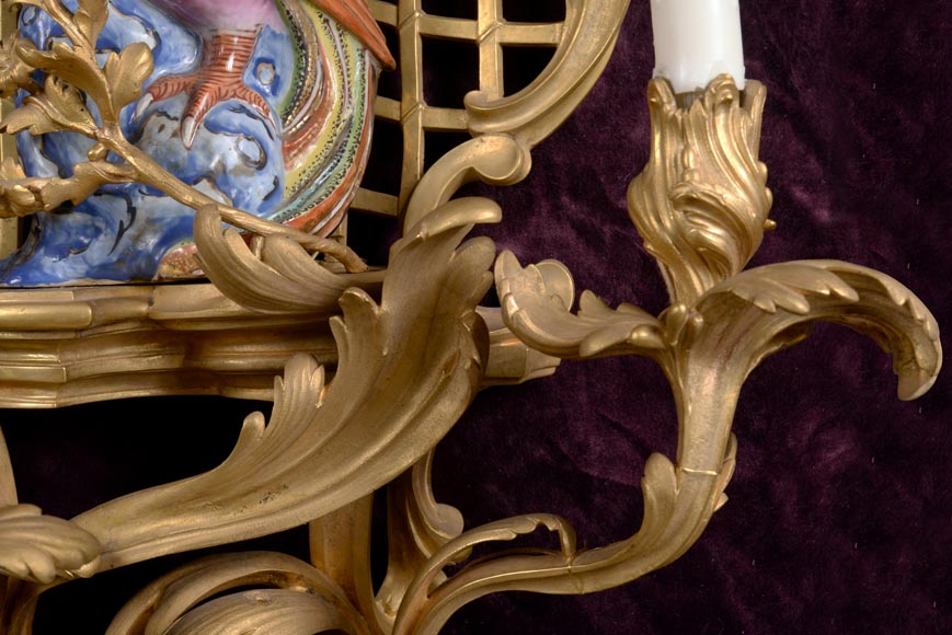 Manufacture Samson pour L'Escalier de Cristal, suite de quatre appliques au perroquet  de style Louis XV, après 1885 Manufacture Samson pour L'Escalier de Cristal, suite de quatre appliques au perroquet  de style Louis XV, après 1885-8