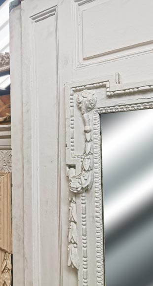 Grand trumeau de style Louis XVI en bois et stuc peint avec guirlande de laurier Grand trumeau de style Louis XVI en bois et stuc peint avec guirlande de laurier-2