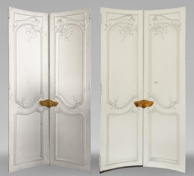 Exceptionnelle paire de double portes galbées de style Louis XV, décorées sur les deux faces Exceptionnelle paire de double portes galbées de style Louis XV, décorées sur les deux faces-0