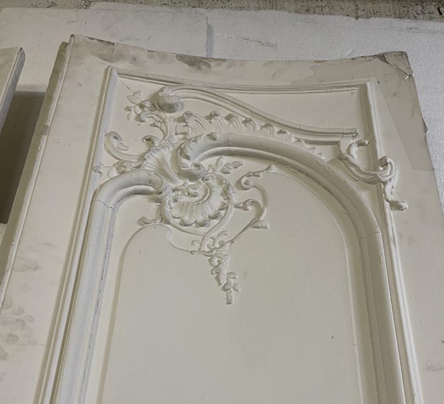 Exceptionnelle paire de double portes galbées de style Louis XV, décorées sur les deux faces Exceptionnelle paire de double portes galbées de style Louis XV, décorées sur les deux faces-8