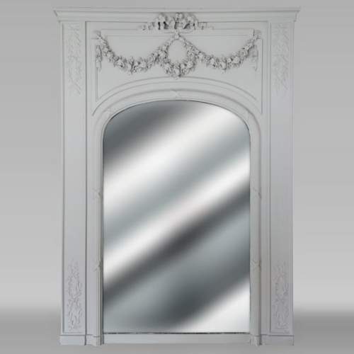 Trumeau de style Louis XVI d’une couronne et de guirlandes de fleurs