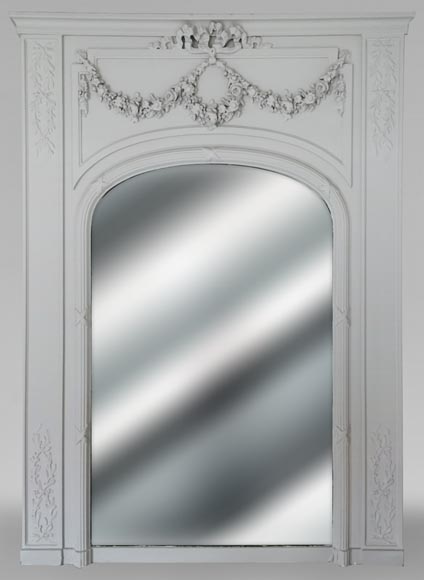 Trumeau de style Louis XVI d’une couronne et de guirlandes de fleurs Trumeau de style Louis XVI d’une couronne et de guirlandes de fleurs-0