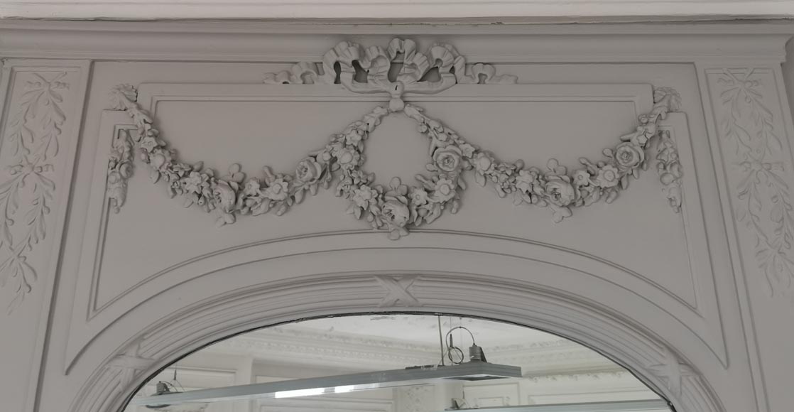 Trumeau de style Louis XVI d’une couronne et de guirlandes de fleurs Trumeau de style Louis XVI d’une couronne et de guirlandes de fleurs-1