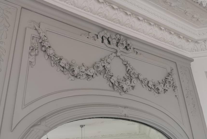 Trumeau de style Louis XVI d’une couronne et de guirlandes de fleurs Trumeau de style Louis XVI d’une couronne et de guirlandes de fleurs-2