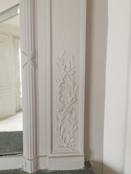 Trumeau de style Louis XVI d’une couronne et de guirlandes de fleurs Trumeau de style Louis XVI d’une couronne et de guirlandes de fleurs-4