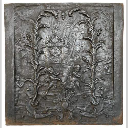 Plaque ancienne à décor de putti au canon, XIXe siècle