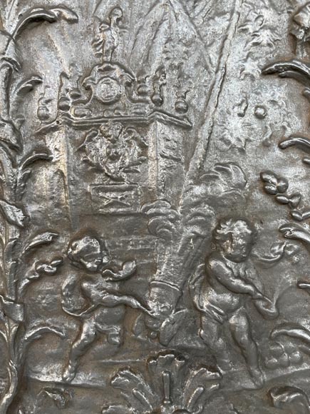 Plaque ancienne à décor de putti au canon, XIXe siècle Plaque ancienne à décor de putti au canon, XIXe siècle-1