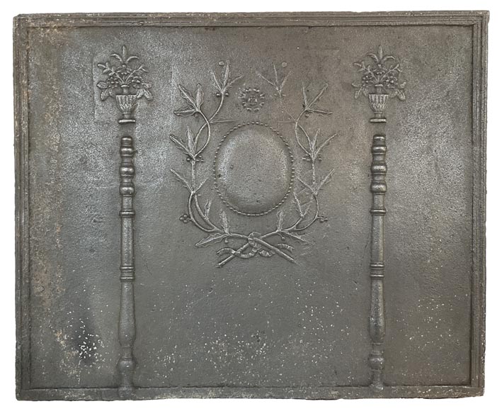 Plaque de cheminée ancienne aux colonnes d’Hercule et branche de laurier Plaque de cheminée ancienne aux colonnes d’Hercule et branche de laurier-0