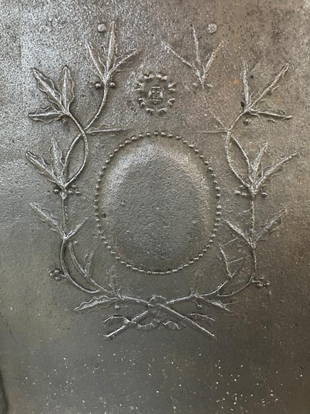 Plaque de cheminée ancienne aux colonnes d’Hercule et branche de laurier Plaque de cheminée ancienne aux colonnes d’Hercule et branche de laurier-1