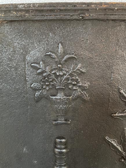Plaque de cheminée ancienne aux colonnes d’Hercule et branche de laurier Plaque de cheminée ancienne aux colonnes d’Hercule et branche de laurier-2