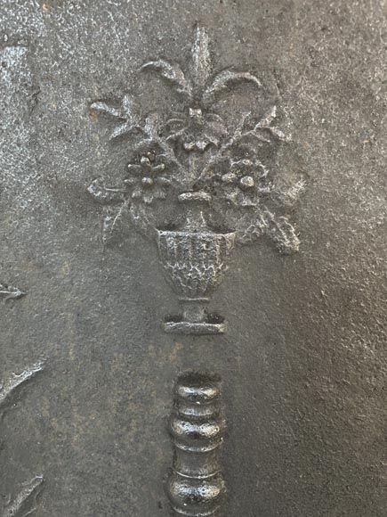 Plaque de cheminée ancienne aux colonnes d’Hercule et branche de laurier Plaque de cheminée ancienne aux colonnes d’Hercule et branche de laurier-3