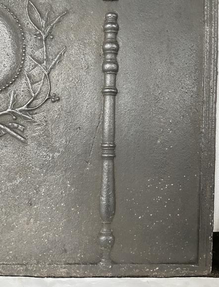 Plaque de cheminée ancienne aux colonnes d’Hercule et branche de laurier Plaque de cheminée ancienne aux colonnes d’Hercule et branche de laurier-5